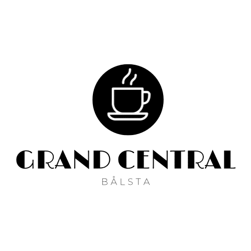 Logotyp för "Grand Central Bålsta" med en svart cirkel med en vit kaffekopp och ånga inuti. Nedan är texten "GRAND CENTRAL" i stort stilrent teckensnitt, med "BÅLSTA" i mindre text under. Bakgrunden är vit.