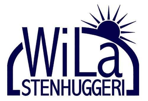 Logotyp för "WiLa Stenhuggeri" i mörkblått. Texten "WiLa" är stor, med "Stenhuggeri" nedan med mindre bokstäver. En stiliserad sol med strålar är delvis över "a", vilket indikerar ljusstyrka eller gryning.